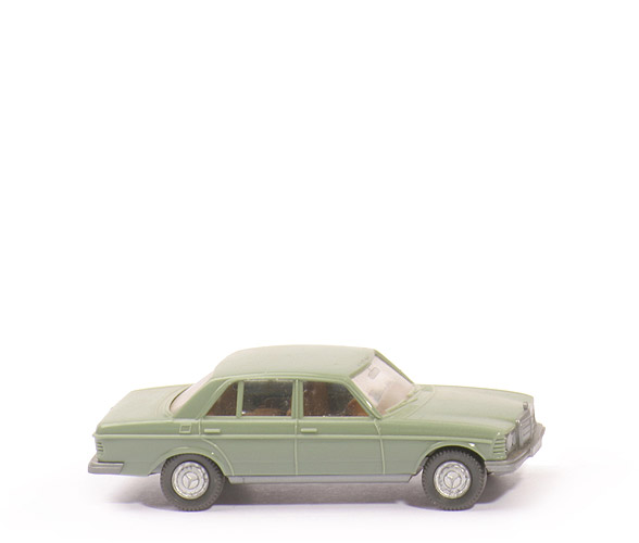 Mercedes 240 D - resedagrün, Blinker gerillt, o. SSD - 152/2b