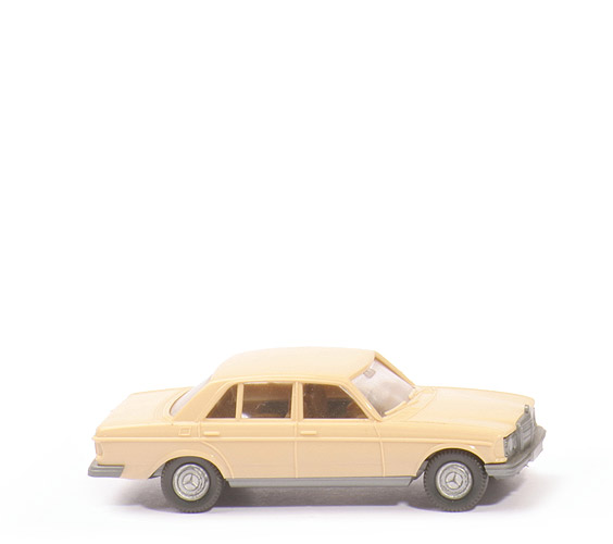 Mercedes 240 D - hellbeige, Blinker glatt - 152/1a