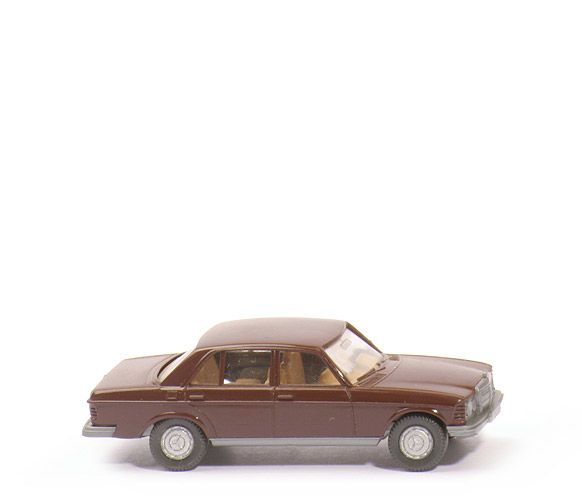 Mercedes 240 D - schokobraun, Blinker gerillt, o. SSD - 152/2c
