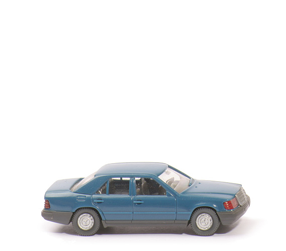 Mercedes 260 E - capriblau, mit Radkappen - 153/5a