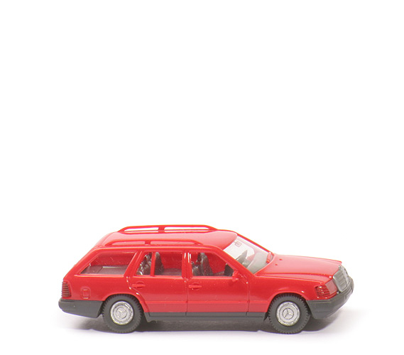 Mercedes 230 TE - rot, mit Radkappen - 154/3c