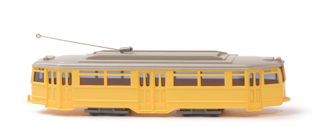 Straßenbahn-Triebwagen - gelb, Dach graubeige, Prägung Radlauf WM/69/Germany - 740/5f