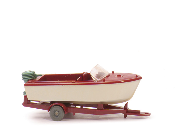 Motorboot auf Anhänger - rotbraun, Motor grünmetallic, hohe Scheibe - 95/1h