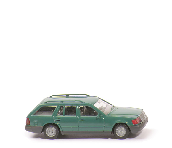 Mercedes 230 TE - patinagrün, mit Alufelgen - 154/4a