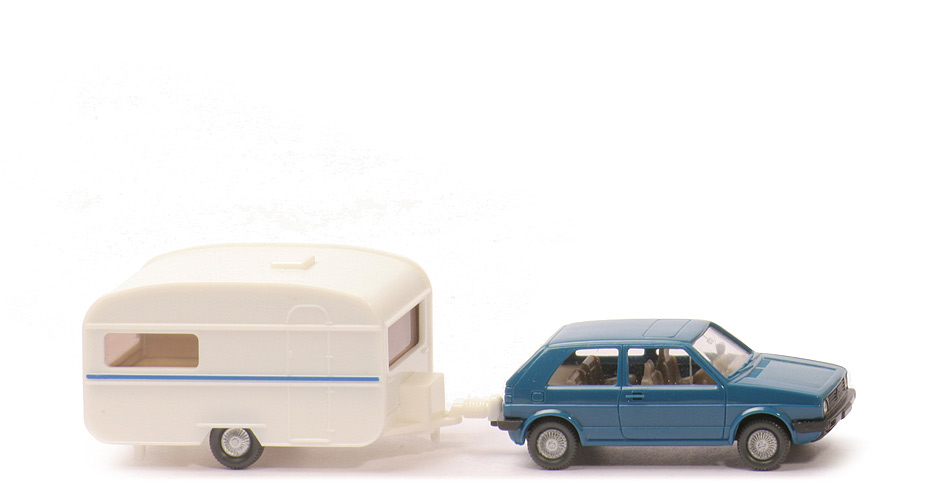 VW Golf II, 2-türig - capriblau mit Wohnwagen - 63/1