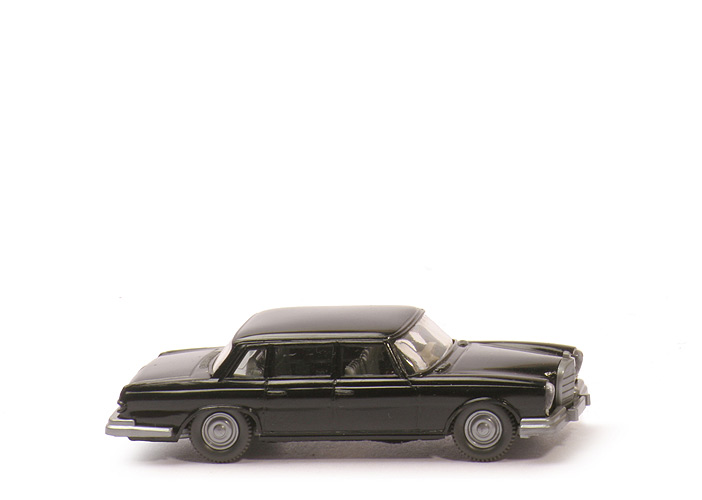 Mercedes 600 - schwarz, BP 156, m. Rahmen auf Hutablage - 156/3