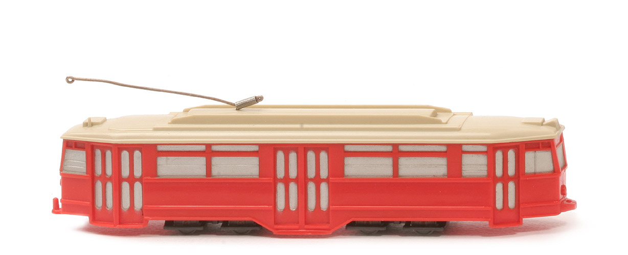 Straßenbahn 4-Achs-Triebwagen uv - orangerot, Dach hellgelbrau - 690/1b