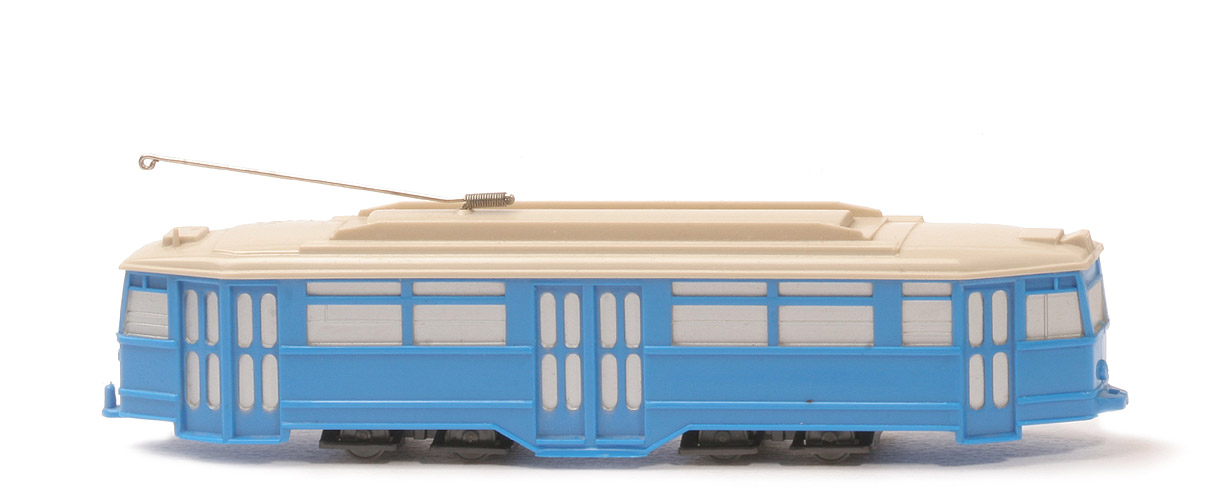 Straßenbahn 4-Achs-Triebwagen uv - himmelblau, Dach hellgelbrau - 690/1a ~