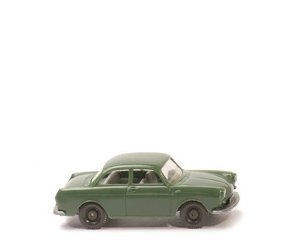 VW 1500 Stufenheck - diamantgrün, Haube rund, Stoßstangen glatt - 40/14