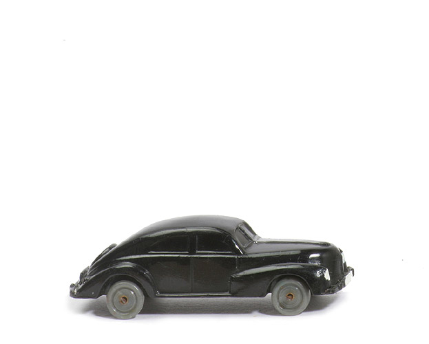 Schräghecklimousine, spitze Haube - schwarz, ohne Zughaken - 29/5h