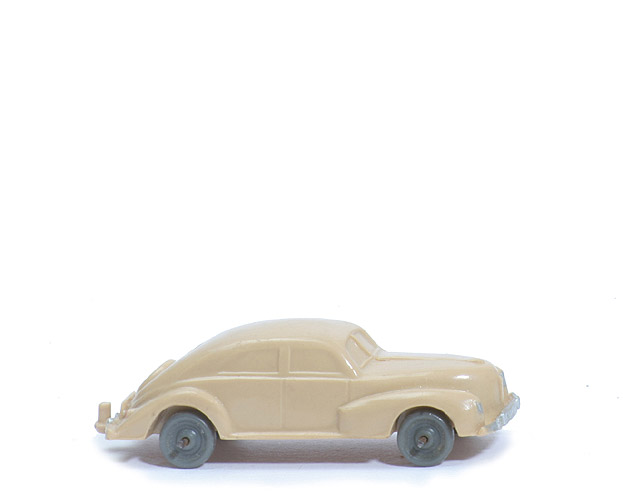Schräghecklimousine, spitze Haube - beige, Zughaken integriert - 29/7a