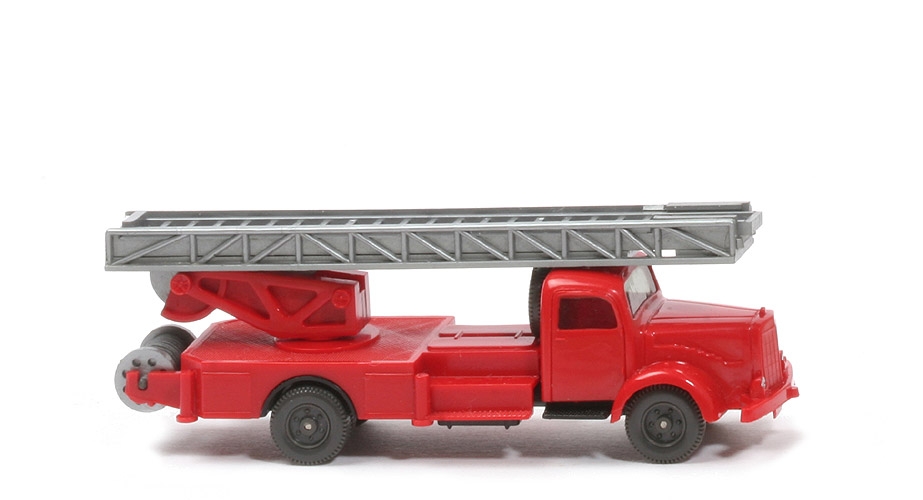MB L 5000 Alter Leiterwagen - ein Blaulicht, FH, Aufbau rot, CH schwarz - 620/32b