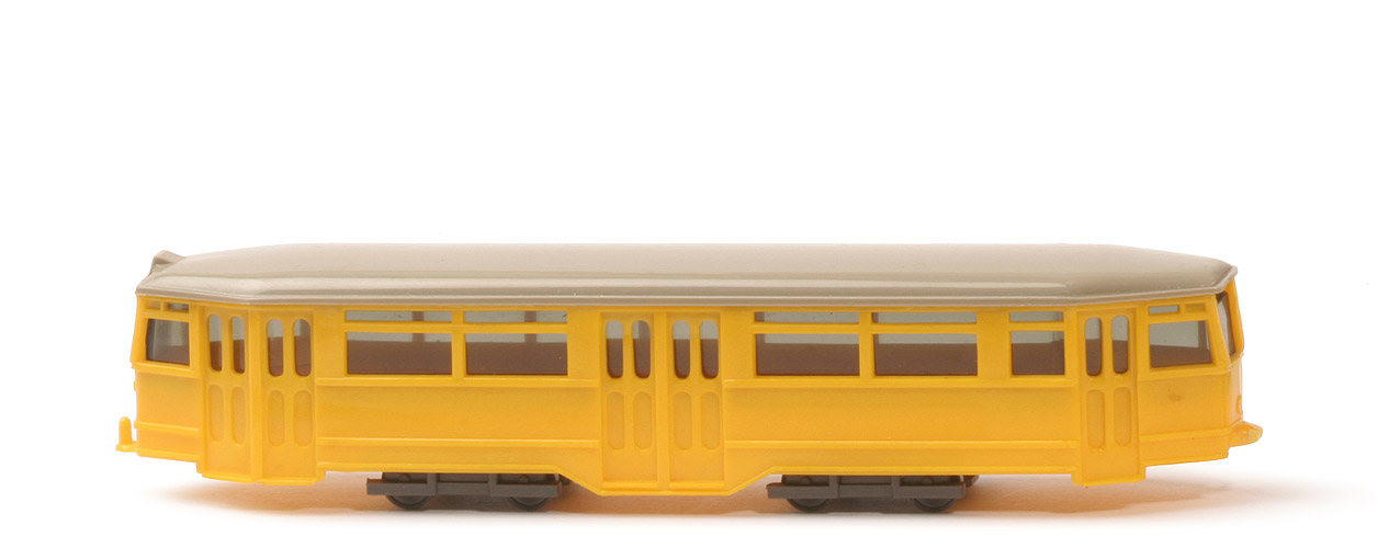 Straßenbahn-Anhänger - gelb, Dach olivgrau, Prägung Radlauf WM/69/Germany - 741/3c