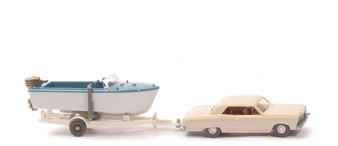 Chevrolet Malibu - Geschenkpackung Motorboot - hellelfenbein, Boot azurblau/weiß - 2140/4