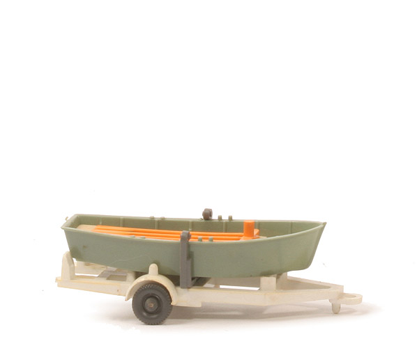 Ruderboot auf Anhänger - Boot resedagrün, Sitze hellbeige, Anhänger helles cremeweiß - 94/1c