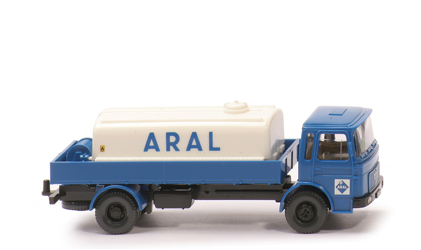 MAN Nahverkehr mit Öltank (2013) - FH, PR, CH maritimblau, Tank weiß - nicht erfasst