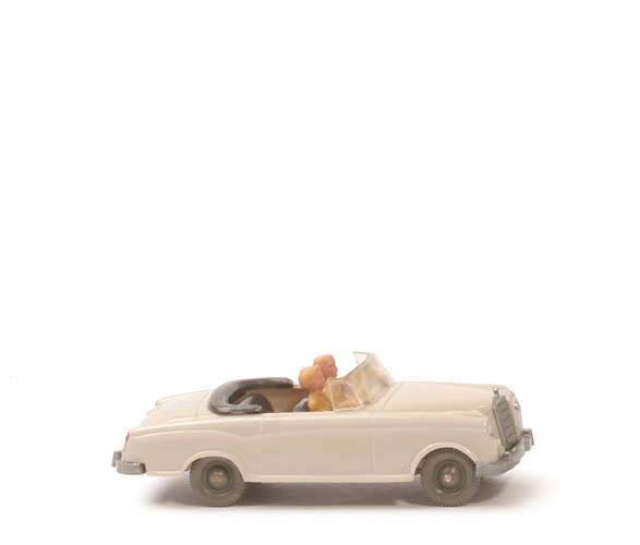 Mercedes 220 Cabrio - braunweiß, Kennz. am CH, m. Figuren - 143/3c