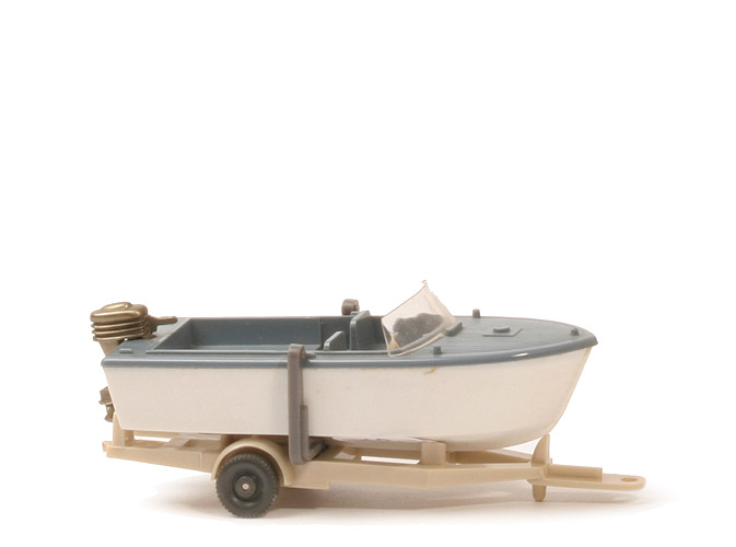 Motorboot auf Anhänger - graublau, Motor goldmetallic, flache Scheibe - 95/4b
