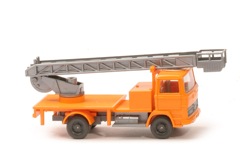 MB LP 1317 Hebebühnenwagen - hellorangegelb, o. Spiegel und m. Lkr - 644/2