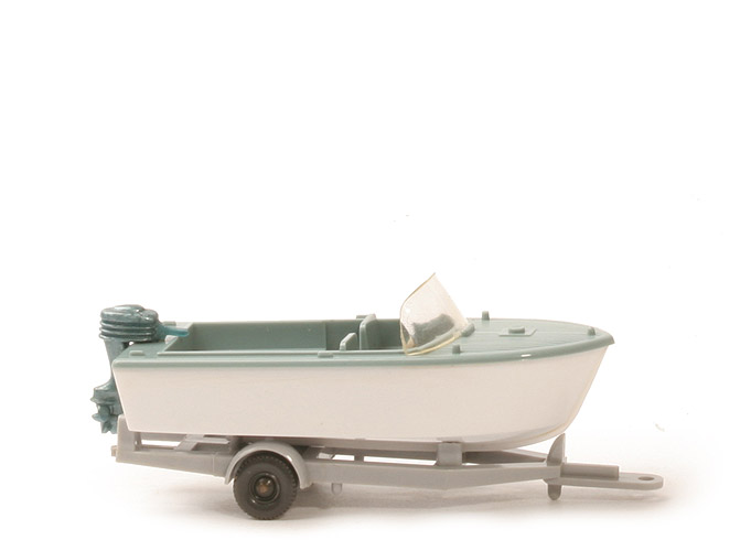 Motorboot auf Anhänger - grünblau, Motor grünmetallic, hohe Scheibe - 95/1e