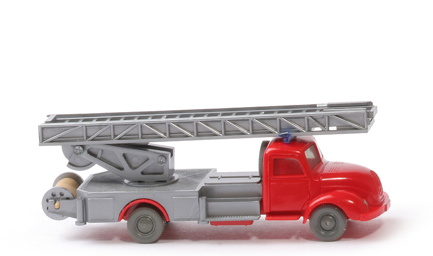 Magirus S 3500 Alter Leiterwagen - Blaulichtleiste, ohne Blinker, FH, CH, Aufbau silbern - 620/19 ?