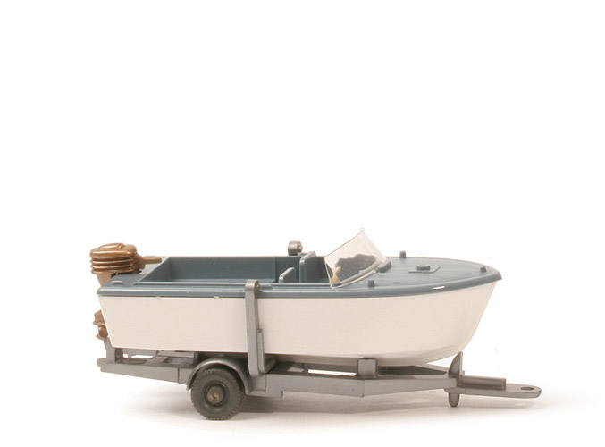 Motorboot auf Anhänger - graublau, Motor goldmetallic, flache Scheibe - 95/4d