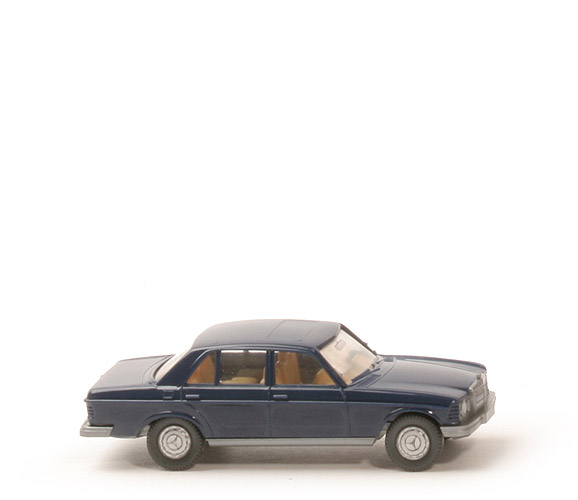Mercedes 240 D - stahlblau, Blinker gerillt, m. SSD - 152/3 ?