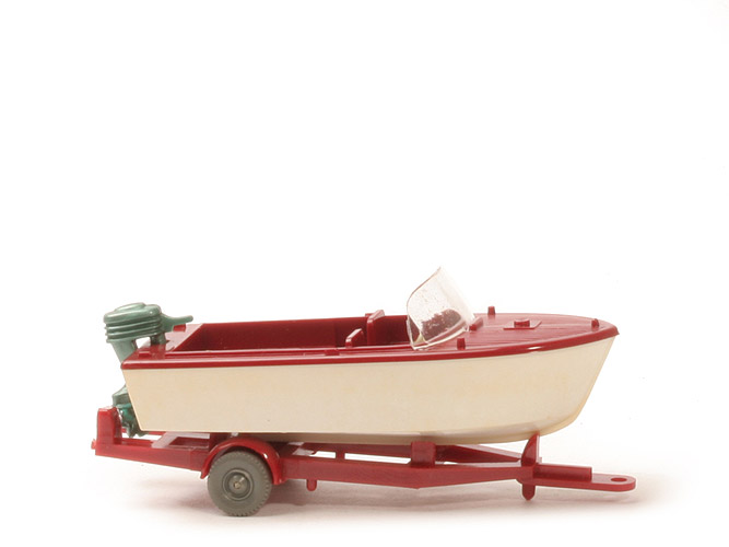 Motorboot auf Anhänger - braunrot, Motor grünmetallic, hohe Scheibe - 95/1h