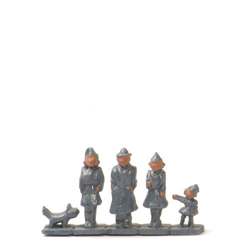 Stehende Figuren mit Hund - Form A, ca. blaugrau - 880/5