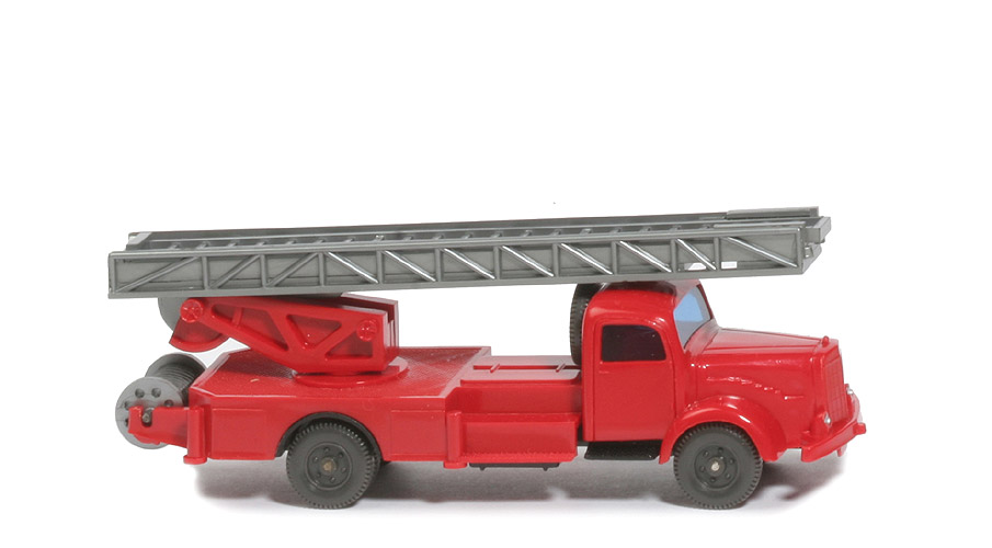 MB L 5000 S  Alter Leiterwagen - Blaulicht durchgesteckt, FH, Aufbau rot, Chassis schwarz - 620/32d ?