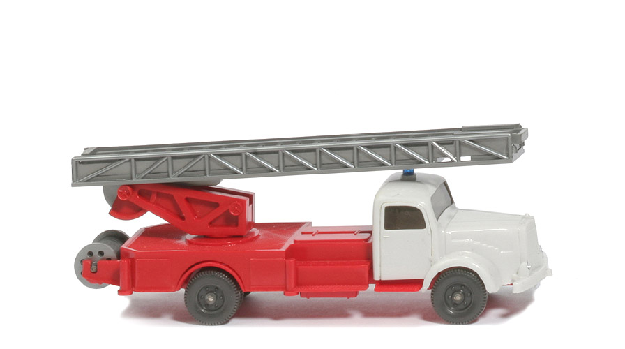 MB L 5000 S  Alter Leiterwagen - ein Blaulicht, FH altweiß, Aufbau, CH rot - 620/32 ?