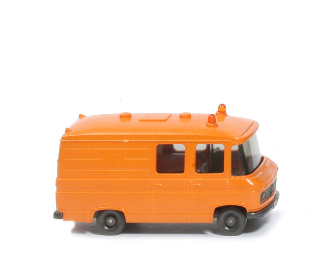 MB L 406 Rettungswagen - gelborange lackiert, CH anthrazit - 608/1 Vorserie