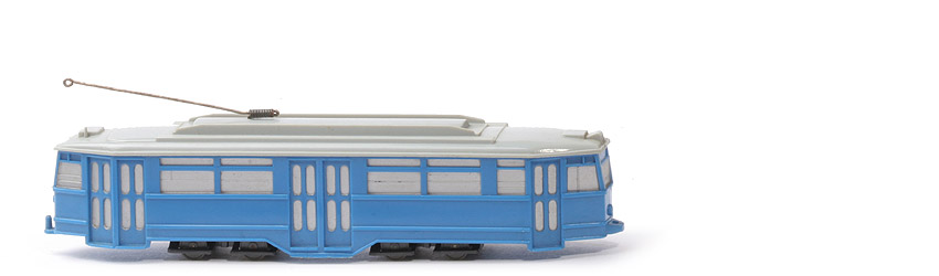 Straßenbahn 4-Achs-Triebwagen uv - himmelblau, Dach silbergrau - 690/1a